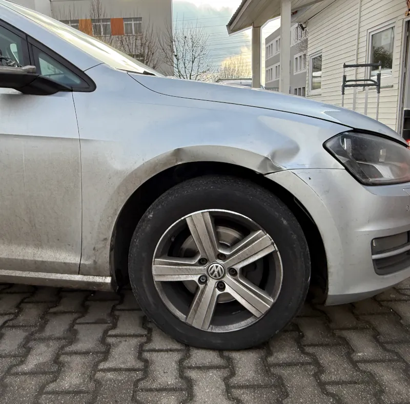 VW Golf 7 Schaden Front Radkasten Karosserie Unfallgutachten