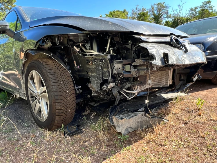 Massiver Frontschaden an einem dunklen PKW zur Begutachtung im Rahmen eines Kaskoschadens. Ihr unabhängiger Kfz-Gutachter in Frankfurt erstellt Gutachten bei Eigenverschulden, Wildunfällen oder Elementarschäden im gesamten Frankfurter Stadtgebiet.