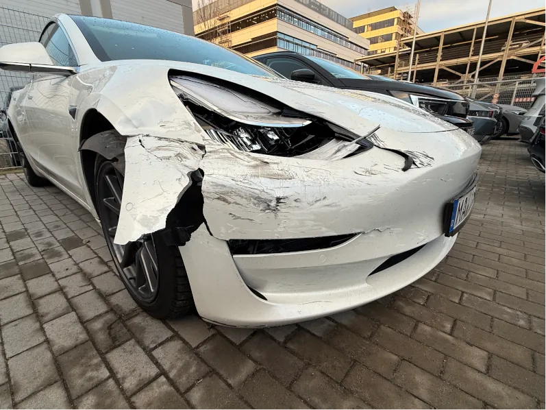 Tesla Model Y mit massivem Frontschaden rechts in Dortmund – Detaillierte Schadensaufnahme durch KFZ Sachverständigen zur Beweissicherung