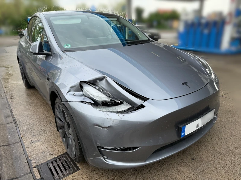 Frontschaden an einem grauen Tesla Model Y in Stuttgart – Begutachtung von Karosserie und Sensorik durch Sachverständigen
