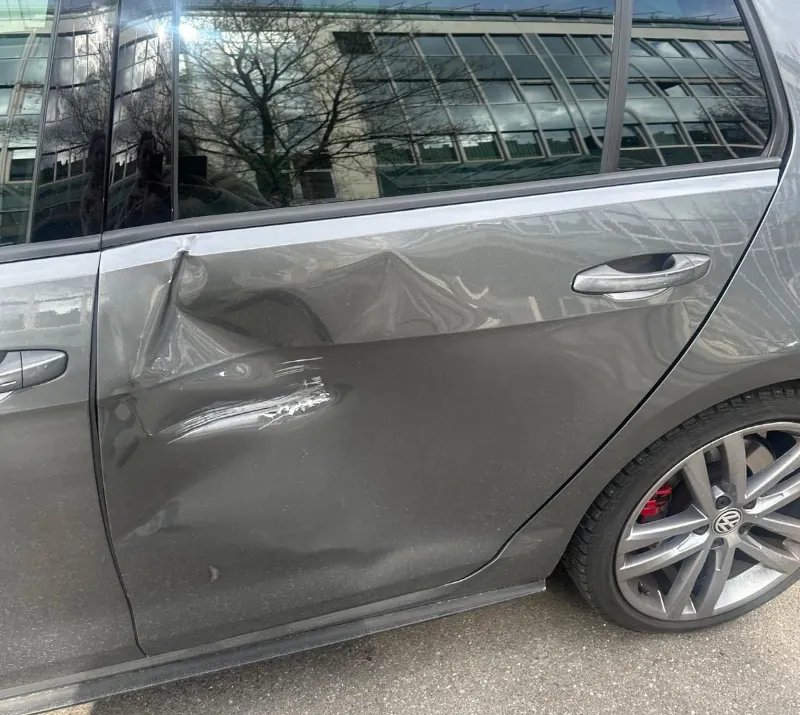 Heftiger Seitenschaden an einem grauen VW Golf 7 in Stuttgart – Detaillierte Schadensaufnahme der Fahrgasttür durch KFZ Sachverständigen