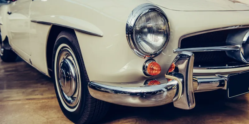 Oldtimer-Gutachten und Zustandsbewertung Stuttgart Detailansicht eines klassischen Oldtimers mit Chromstoßstange – Erstellung von Zustandsnoten und Wertanalysen für historische Fahrzeuge im Raum Stuttgart.